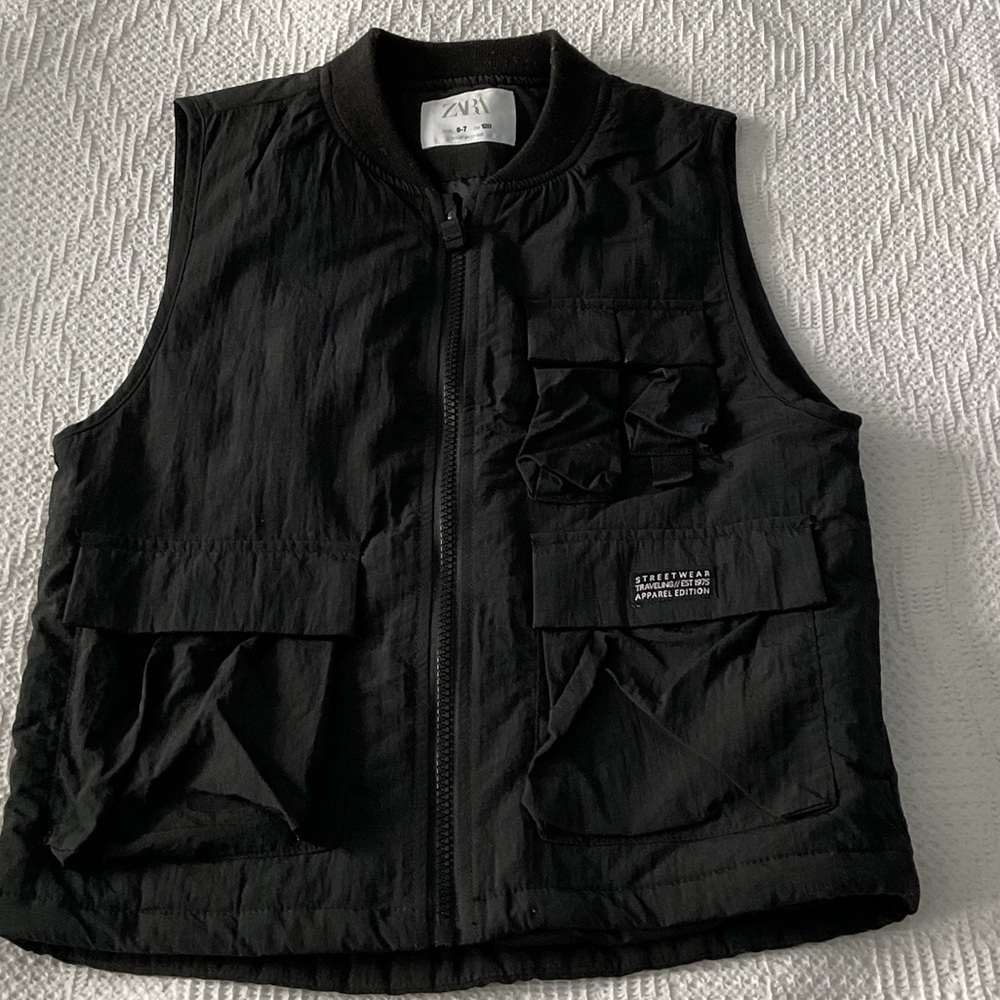 Boys sleeveless outerwear with pockets in excellent condition. Zara, size 6-7.